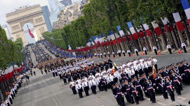 Grand défilé sur Champs de Mars