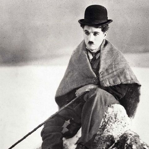 Charlie Chaplin avec son chapeau