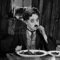 Charlot sur un bateau