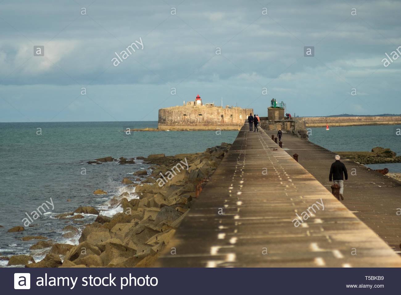Cherbourg octeville france 27 aout 2018 les gens marchent sur les fortifications digue dans le port de cherbourg normandie france t5bkb9 1 