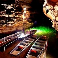 Départ des barques pour la visite