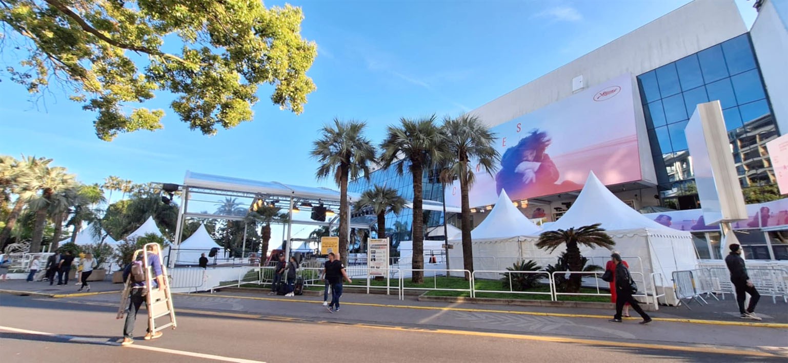 Devant le palais du Festival de Cannes