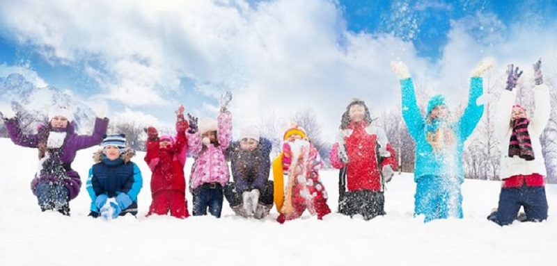 Enfants heureux sous la neige