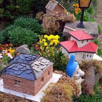 Village décoratif au milieu des fleurs