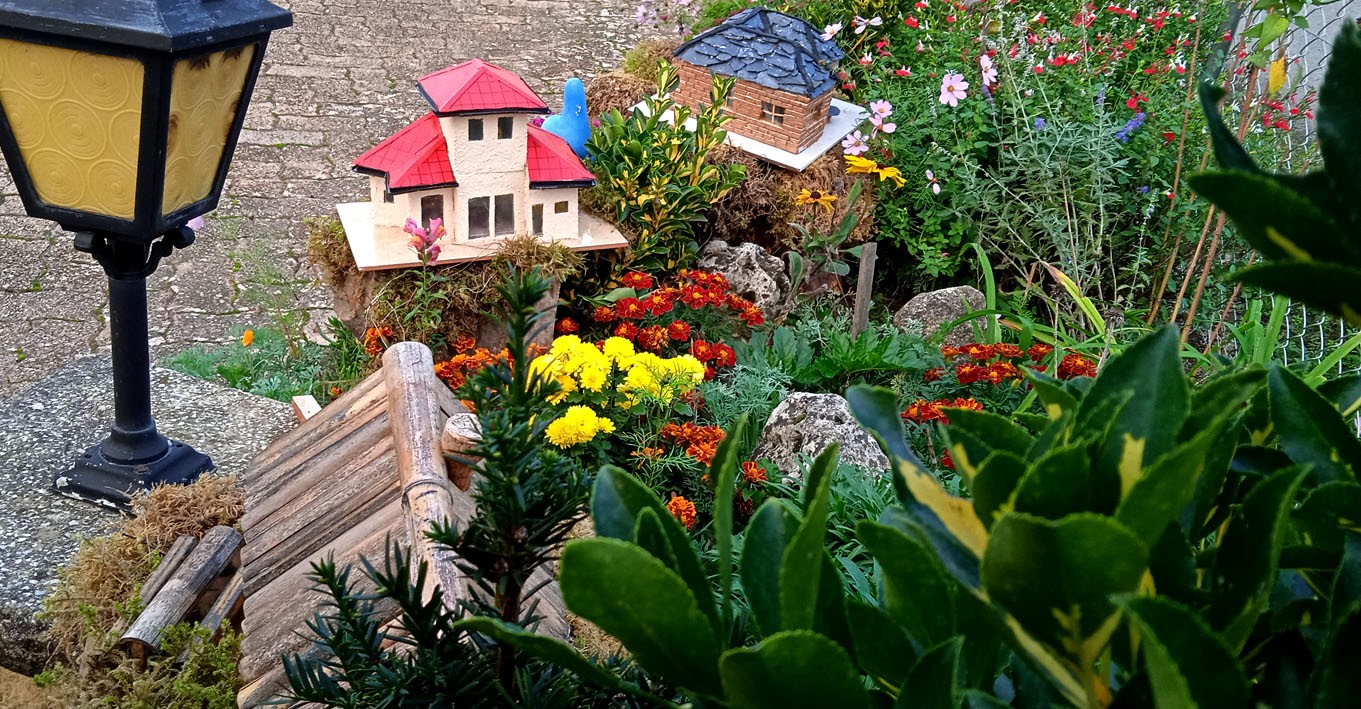 Village décoratif au milieu des fleurs