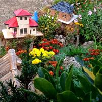 Village décoratif au milieu des fleurs