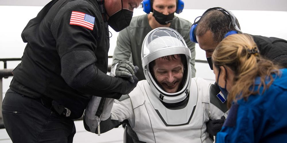 L astronaute thomas pesquet a sa descente de la capsule
