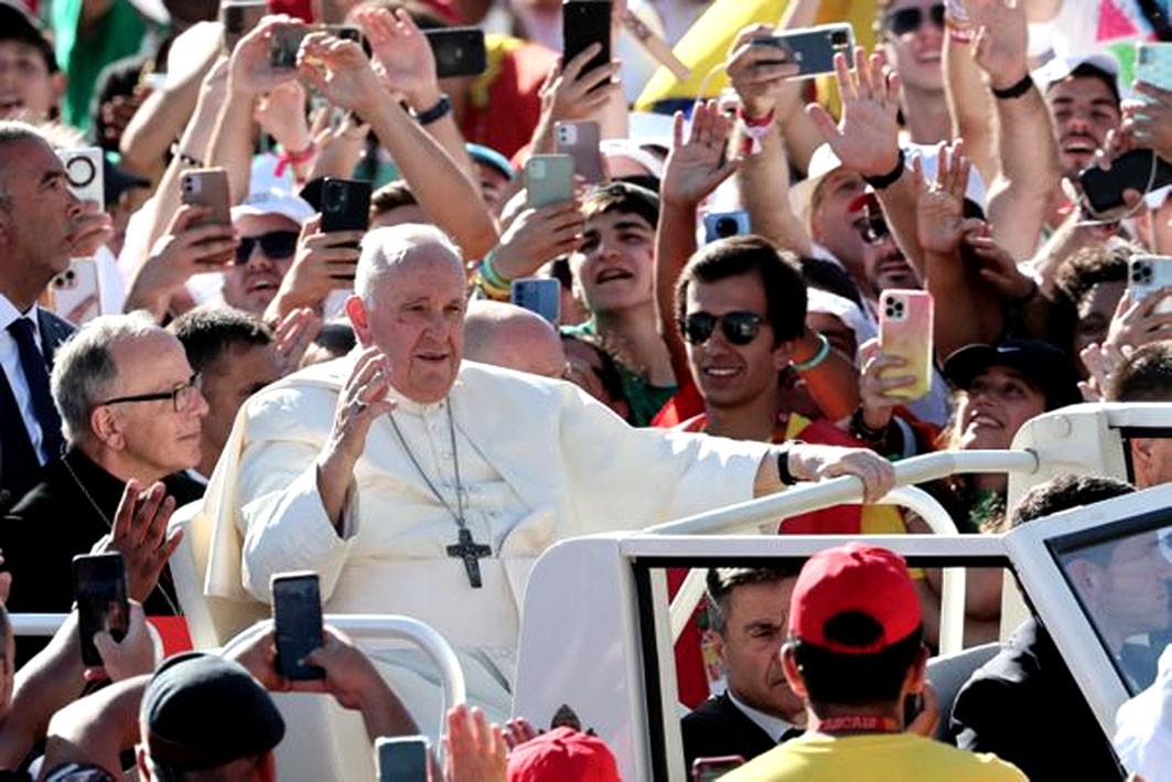 Le Pape en papamobile au milieu des marseillais