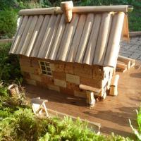 Maison en bouchons et toit roseaux