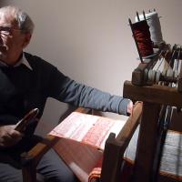 Un ancien tisseur avec son métier à bras