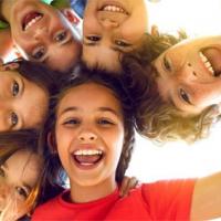 Sourires amicalement