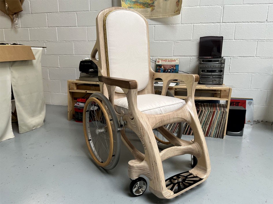 Un fauteuil en bois réalisé par un Français pour le Pape