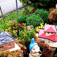 Village décoratif au milieu des fleurs