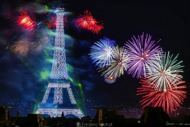 Tour Eiffel sous les feux d'artifice